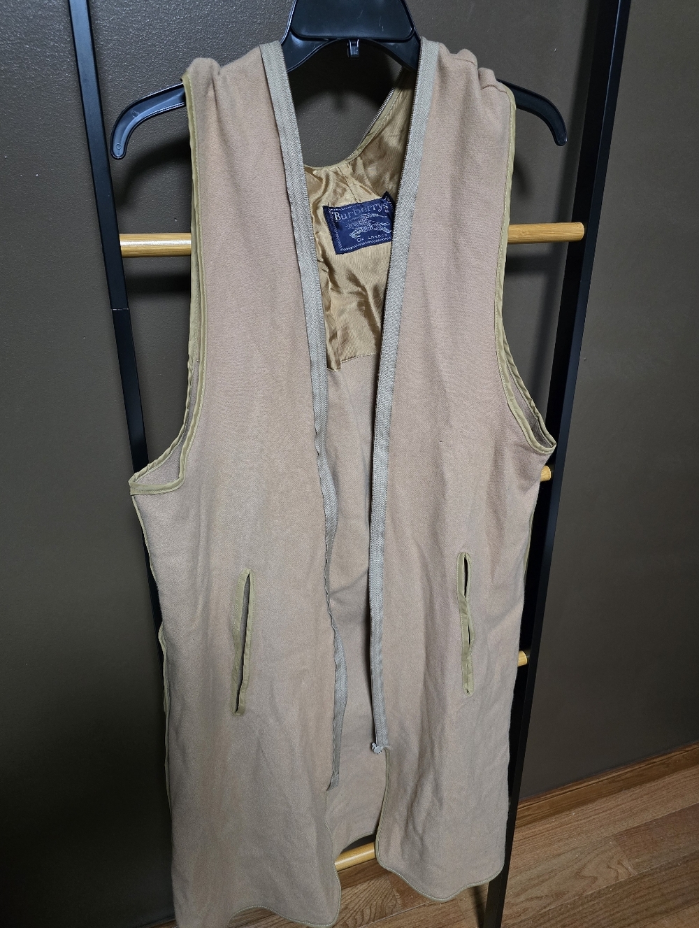 Burberry Classic Beige Double-Breasted Trench Coat with Check Lining - Picture 12 of 12